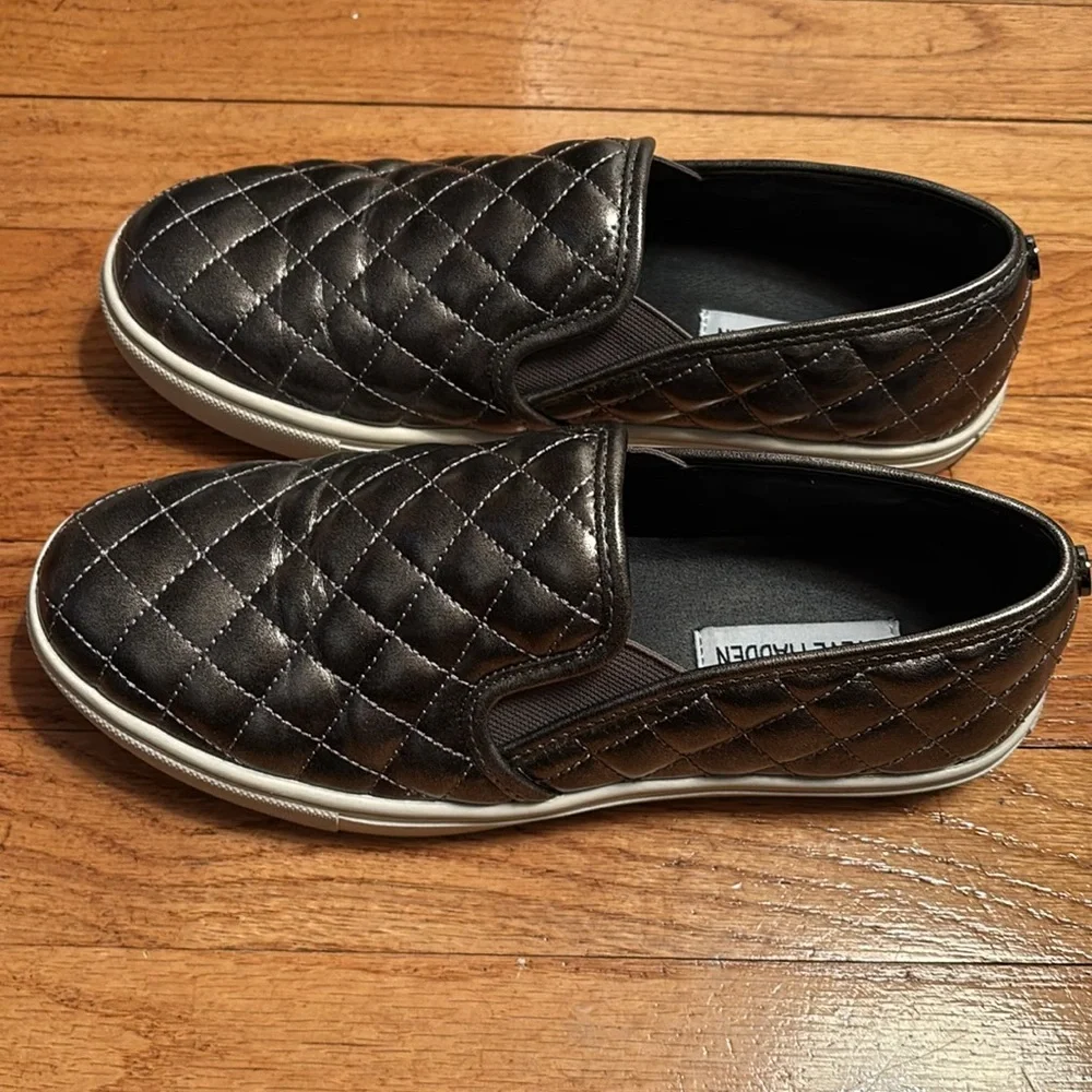 Steve Madden Women's Ecentrcq Sneaker - Picture 2 of 8